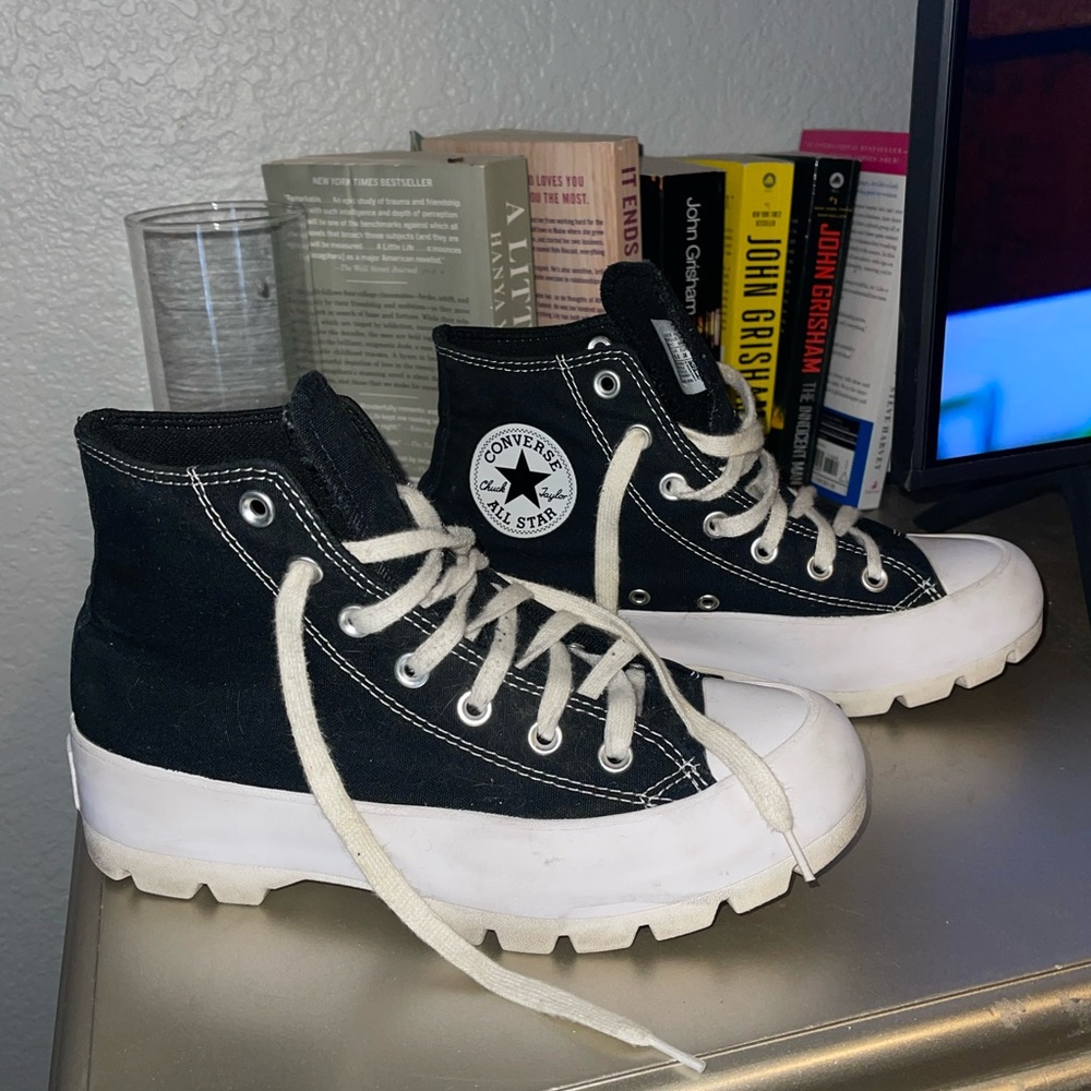 Women’s converse chuck Taylor all stars lugged black and white . Size 7.5
